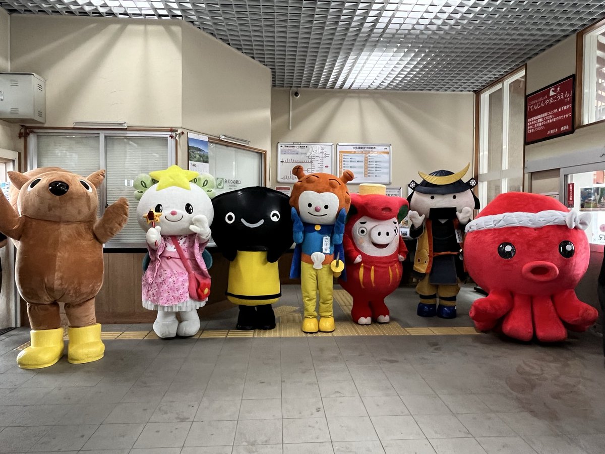 hachimitudoco's tweet photo. 盛駅で、スタンプラリーとBRTと三鉄のお見送りイベント行ってきた！ゆるキャラいっぱい居たよ✨ https://t.co/pWVuOweeX3