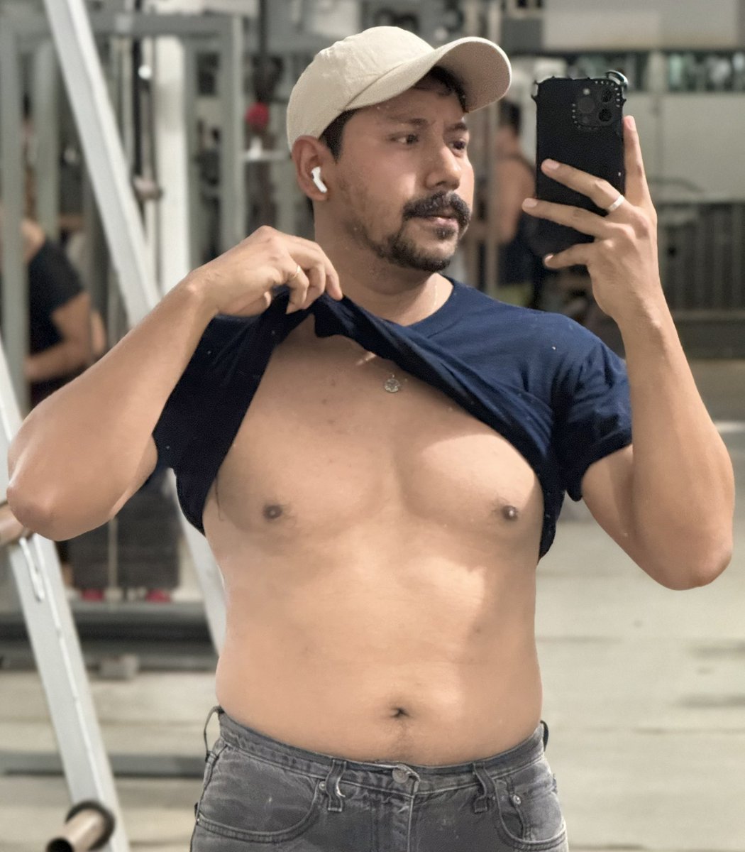 randomguy201635's tweet photo. Estoy agotado después del gym, ¿quien me da un masaje? 🤓 #workout #wata #wataa #daddy https://t.co/z1m5xLPUFo