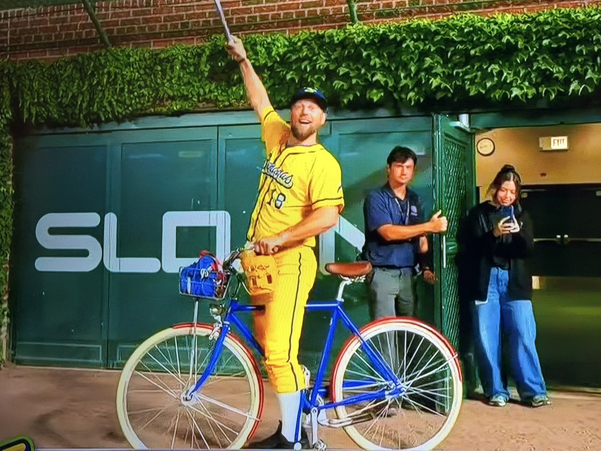 obvious_shirts's tweet photo. 🚨BREAKING🚨

COME MEET WORLD SERIES MVP AND NEWEST SAVANNAH BANANA BEN ZOBRIST AT OBVIOUS SHIRTS IMMEDIATELY AFTER THE GAME! 

HE WILL BE SIGNING AUTOGRAPHS! TICKETS AVAILABLE AT THE DOOR! https://t.co/a1CdnrNl24
