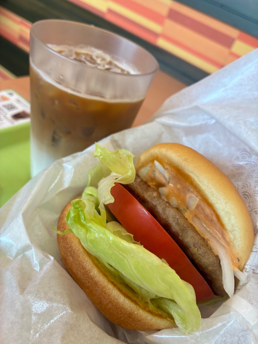 tyatamaya's tweet photo. 朝モスバーガー🍔
今日レタス多めで嬉しい☺️
店員さんありがとう〜🥬✨ https://t.co/Kr1iRRDEA3