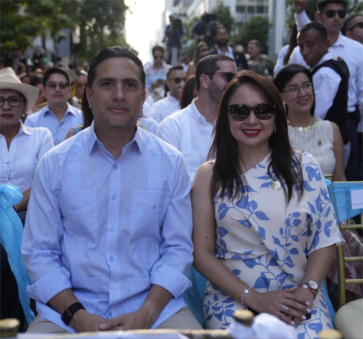 CancilleriaEc's tweet photo. Cancillería saluda a Guayaquil. 
💙🤍

El canciller @robertokuryec acompañó al presidente @DanielNoboaOk en la sesión solemne por los 491 años de la Fundación de Santiago de Guayaquil, símbolo de libertad, progreso y desarrollo para el Ecuador.

Reafirmamos nuestro compromiso con el desarrollo de esta ciudad y con el bienestar de quienes, con su trabajo y esfuerzo, impulsan el crecimiento del país.

¡Guayaquil, el futuro empieza aquí!