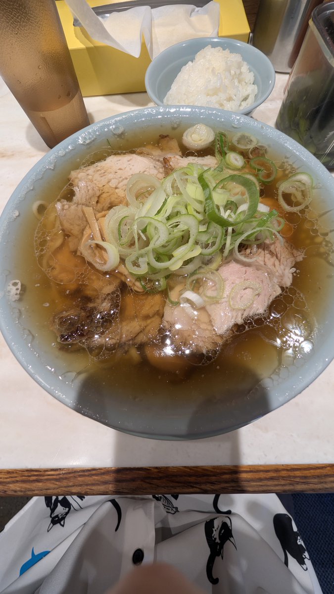 torakichi224's tweet photo. 神田ちえちゃんラーメン
朝からラーメンうまい。
#ちゃん系ラーメン https://t.co/FNvxhA2EzV
