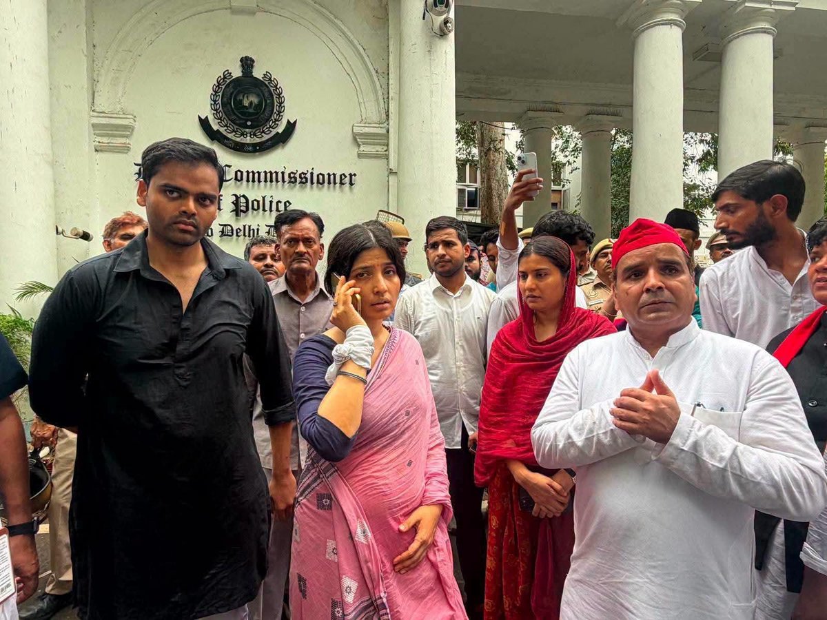 JaikyYadav16's tweet photo. यार इन लोगों के सुर इतना जल्दी कैसे बदल जाते हैं? समझ से परे है।

बड़े दिनों बाद TMC की बागी नेत्री सायोनी घोष ने मीडिया से बातचीत की, सायोनी छात्रों के हित में बोलने बजाय विपक्ष को ही घेरने लगी।

उन्होंने कहा है कि, 

जिस तरह से विपक्षी दलों ने इस आंदोलन का राजनीतिक फायदा उठाने की कोशिश की है,

जिसे CJP देश के युवाओं और छात्रों ने शुरू किया था, वह सही नहीं है, उन्होंने अपने राजनीतिक हित साधने की कोशिश की है।

आपको बता दूं, 

जंतर मंतर पर हो रहे प्रोटेस्ट में सबसे ज्यादा किसी पार्टी के नेता छात्रों के साथ खड़े दिखे तो वह समाजवादी पार्टी है।

इसका सीधा सा मतलब है कि सायोनी घोष अब समाजवादी पार्टी पर हमलावर हैं।