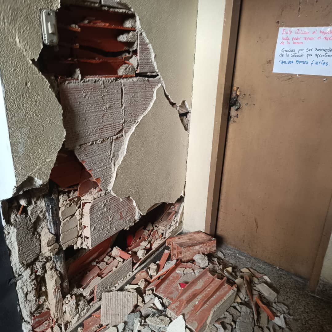 Tomasmbosch's tweet photo. Aca coloco más fotos de como ha quedado el Edificio Marnina ubicado en la Av San Martín. Necesitamos Agua potable, pañales Talla M de adulto. Alimentos no perecederos. Toda persona que desee ayudarme, contácteme por favor. https://t.co/HmP2fsMK8c