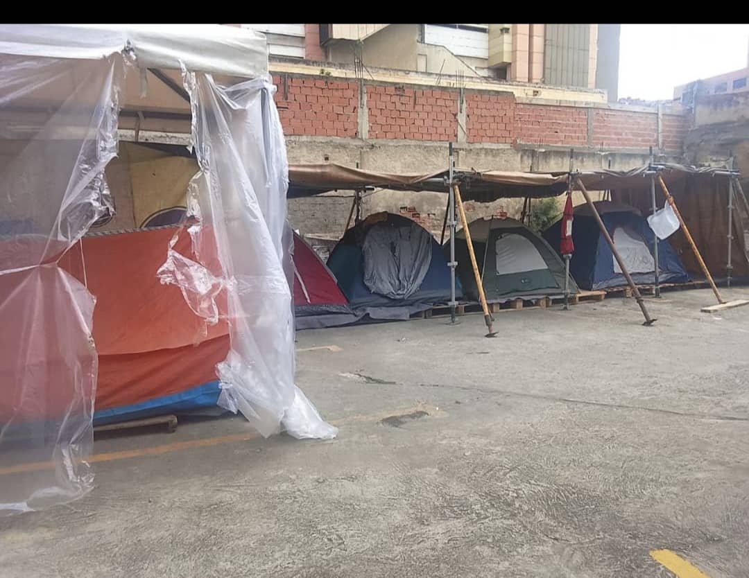 Tomasmbosch's tweet photo. Aca coloco más fotos de como ha quedado el Edificio Marnina ubicado en la Av San Martín. Necesitamos Agua potable, pañales Talla M de adulto. Alimentos no perecederos. Toda persona que desee ayudarme, contácteme por favor. https://t.co/HmP2fsMK8c