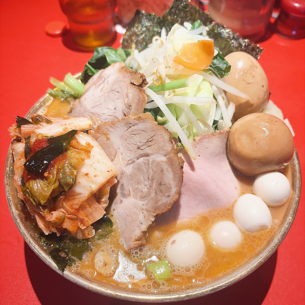 seichioikaketai's tweet photo. 俺㊗️生誕48th
麺活🍜厚木家さん
ラーメン大盛　野菜畑　特チャ.etc
【能書不要】
“ハピバ坂48決壊盛り”
「おすすめは全部」と豪語する大将
それを見事にデコレーション
天下無敵の酒井製麺
「完璧じゃねえか」
あと2年で半世紀
感慨深い今日の一杯は
いつにも増して眩しかった
皆様🎁に感謝です
#厚木家