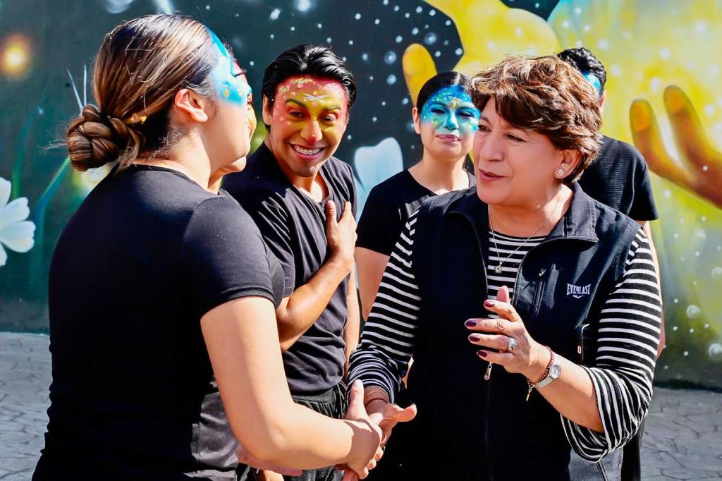 tabloiderevista's tweet photo. La Gobernadora Delfina Gómez consolida Amecameca como destino de turismo en el Festival Internacional de las Luciérnagas https://t.co/KPmbiAHX0m