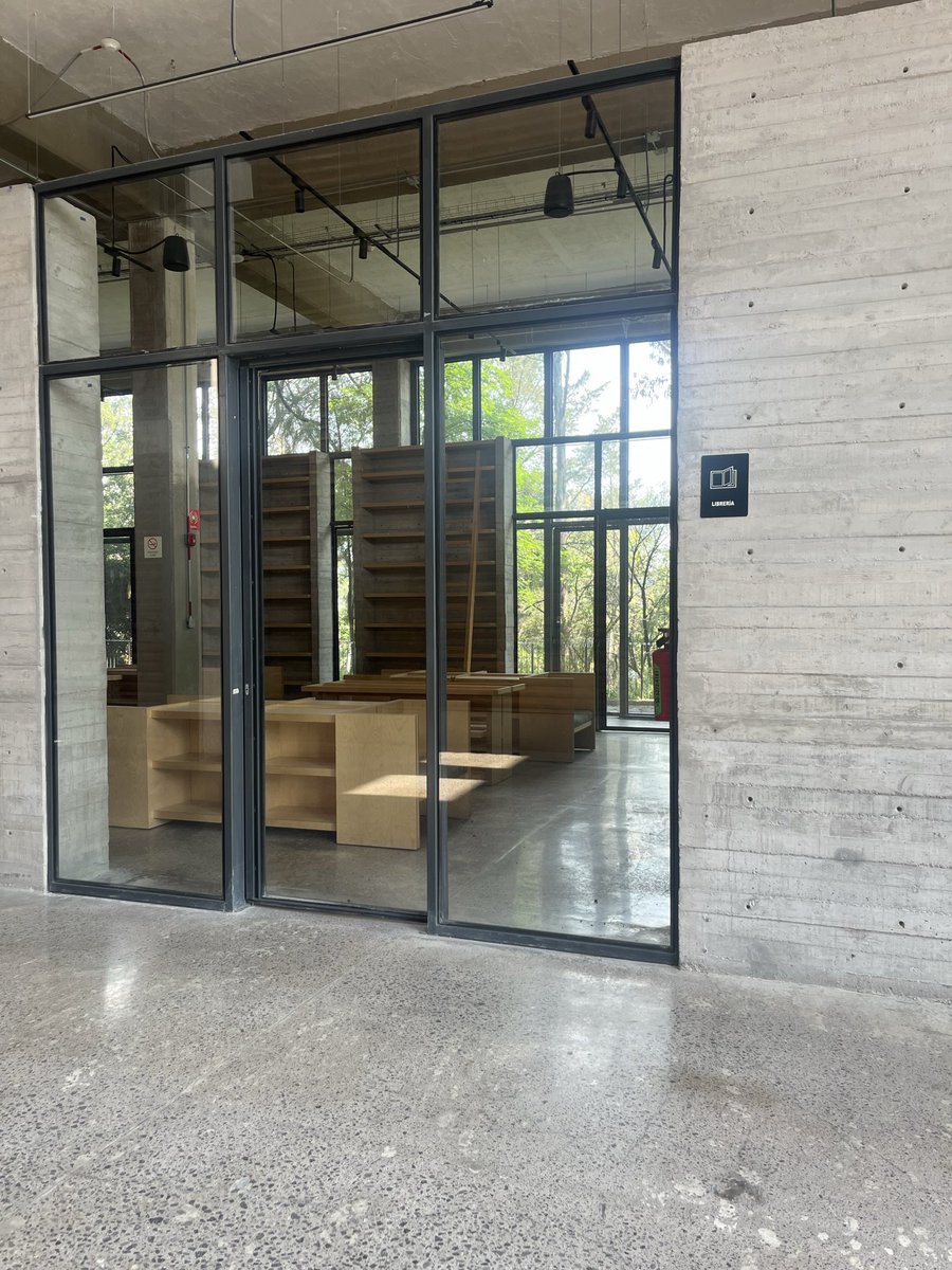 CiuddnoIncon's tweet photo. ¿Por qué en la @CinetecaMexico de Chapultepec está desperdiciado este espacio? 
@Claudiashein @ClaraBrugadaM 

Si no puede hacerse cargo @cultura_mx que se haga cargo @CulturaCiudadMx ¿no?, eso si, no se la den a FCE, con su corrupto sindicato nadie podrá entrar a trabajar ahí. https://t.co/1Immaz9VSf