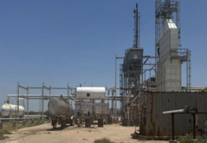 CortinaSinHumo's tweet photo. ¿Casi 3.8 MILLONES de litros de huachicol, tanques industriales y pipas en Reynosa? 🚛⛽️

La FGR y el Ejército hallaron este "monstruo" en la Brecha El Becerro. Pero la pregunta real es ¿Quién puede montar semejante infraestructura sin que NINGÚN gobierno o autoridad se dé cuenta?

La FGR investiga, pero de dueños ni sus luces... La impunidad de siempre en Tamaulipas. 
 #Reynosa #Huachicol #Tamaulipas