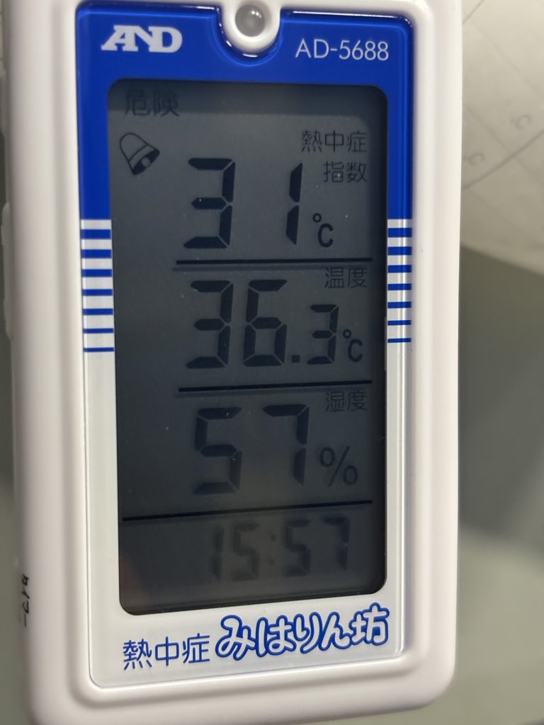 mgodeco's tweet photo. 昨日会社の人が熱中症で倒れたんだけど知らない偉い奴が来て「どうしてこうなった？」ってきたからその現場まで行って当時の状況をその場でゆっっくりと説明してそのフロアのアラーム鳴り続けてる温度計見せたら汗だくになりながらビックリしてた、わかったら改善しろや https://t.co/k50ntUIG4d