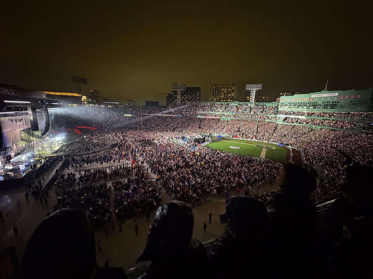 BostonCxmmenter's tweet photo. Watching the Sox game and listening to The Great Divide set list at the same time

“You know that I miiiiss you (at Fenway in a downpour) (but luckily) you always come ruuuunnin’ back”

Can’t get that show out of my head. Core memory. https://t.co/ZHbY3zdXb3