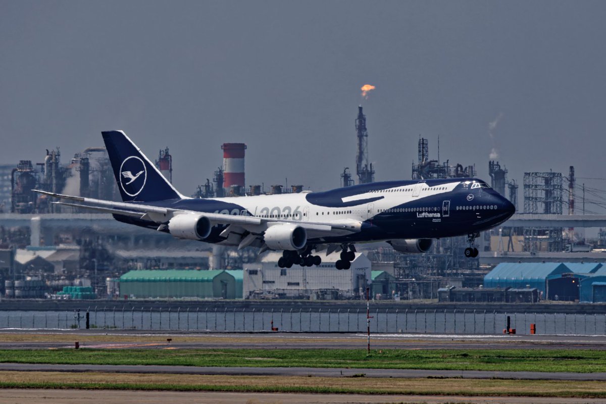 scr_sixty2's tweet photo. Lufthansa  (100th Anniversary Livery) 
Boeing 747-830
#LH #DLH #LUFTHANSA
#Boeing #B747 #DABYN
#QueenOfTheSkies 
#aviationphotography 
#HND #RJTT #羽田空港 #Tokyo https://t.co/sWYup1C8yi
