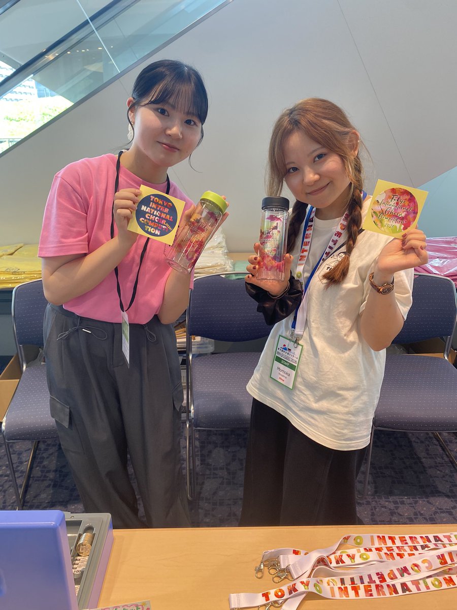 TICC_Tokyo's tweet photo. 【物販イチオシグッズ🎶】

・ミニ扇風機
・ウォーターボトル
・ネックストラップ
・BIGステッカー

特にオススメのグッズです！
扇風機やウォーターボトルなど、暑いこの時期ならではのグッズも🆒

その他のグッズも絶賛販売中です！ https://t.co/NxlF9X6QPB