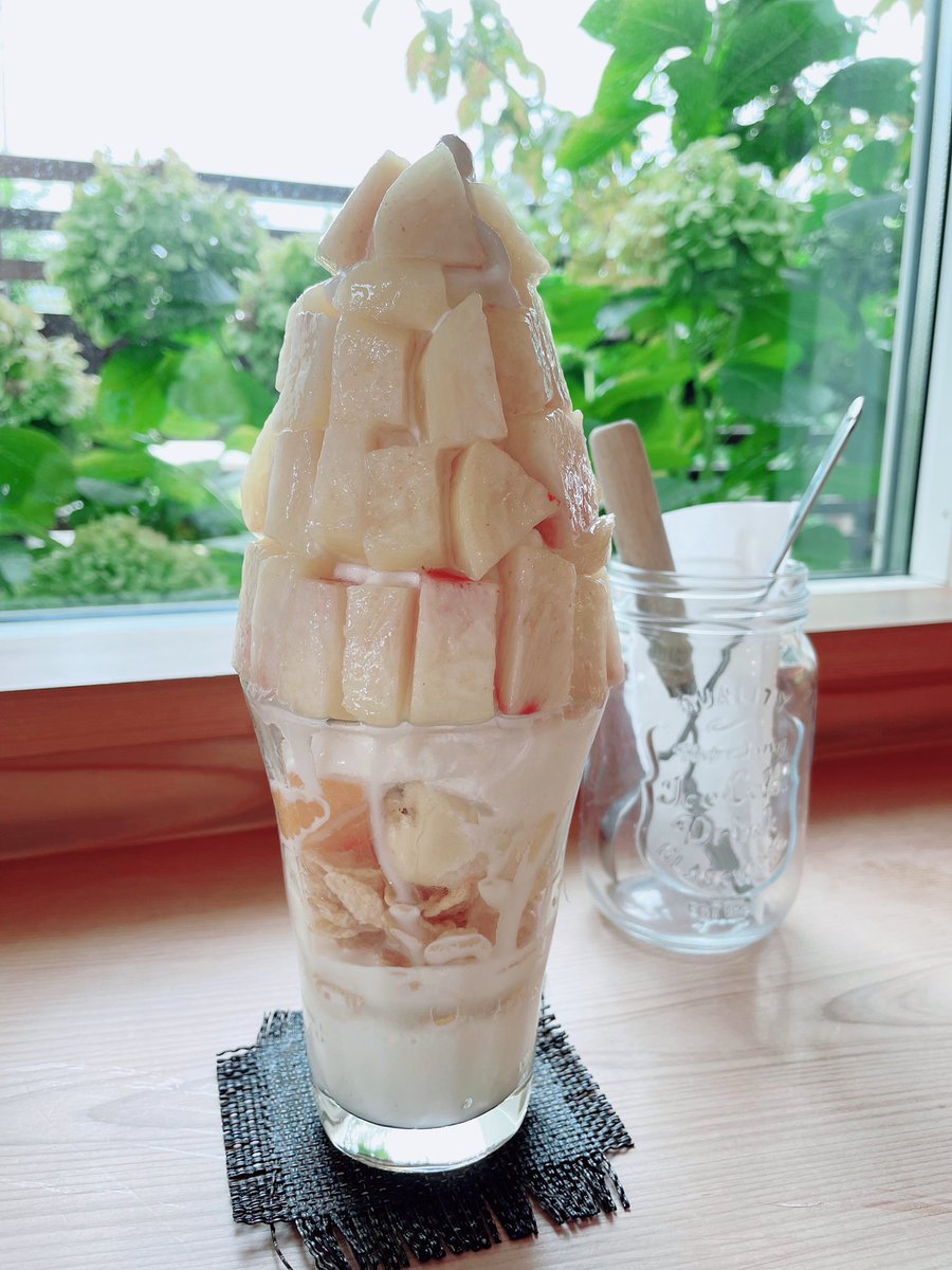 mi_ko0714's tweet photo. 地元の涼🎐🎐🎐
パフェなんて780円よ？
名古屋だとプラス1000円の世界線(๑ｰ🙏ｰ๑)
ドリンクも1000円程🍸
すばら👏👏👏 https://t.co/NuJiJRFc9U