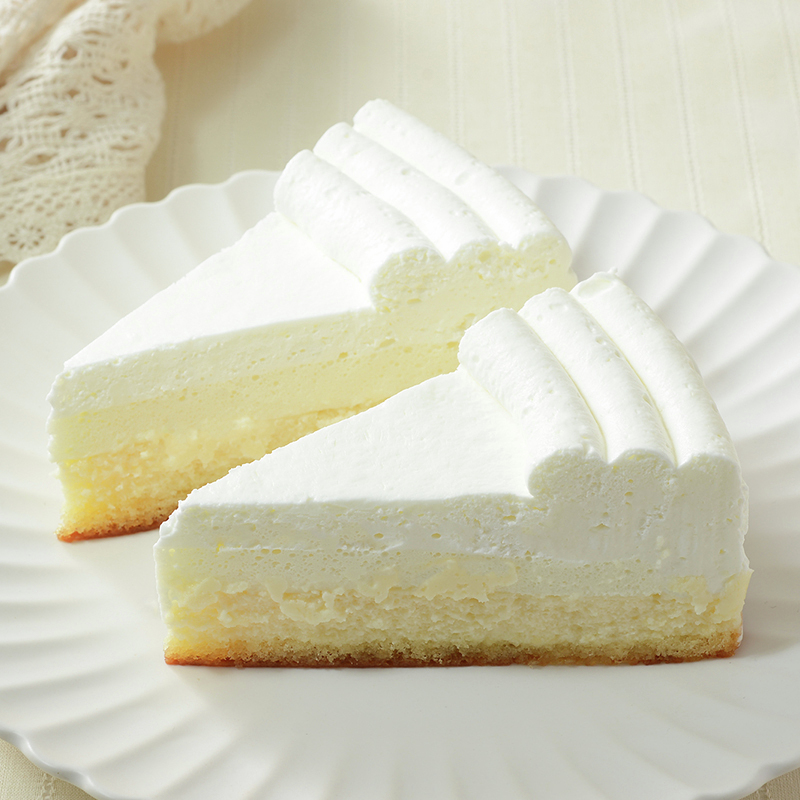 akiko_lawson's tweet photo. 「とろける白いミルクチーズケーキ」が発売中♪
ベイクドチーズケーキの上にミルクムースとホイップクリームを重ねた白いチーズケーキ✨
夏にも涼し気な白いチーズケーキです🧊
https://t.co/auakcI7CZt https://t.co/Uh7Shb0e2K