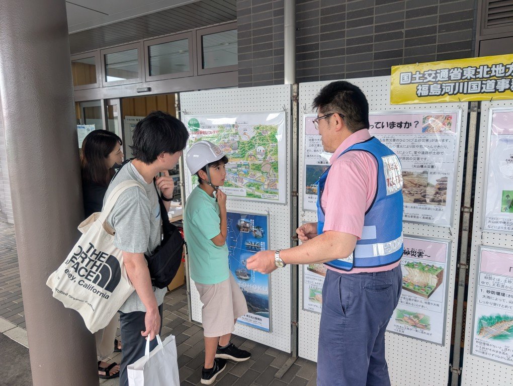 mlit_fukushima's tweet photo. 本日、お天気フェアを開催中！

福島地方気象台の主催で、気象業務への理解を促進して防災知識の普及・啓発を図り、地域住民とふれあい地域防災支援を推進することを目的に開催されます
夏休みの自由研究として学べる事もいっぱいです
当事務所では、土石流模型実験や流域治水パネルなどを展示してます https://t.co/7IWAd8X0Fl