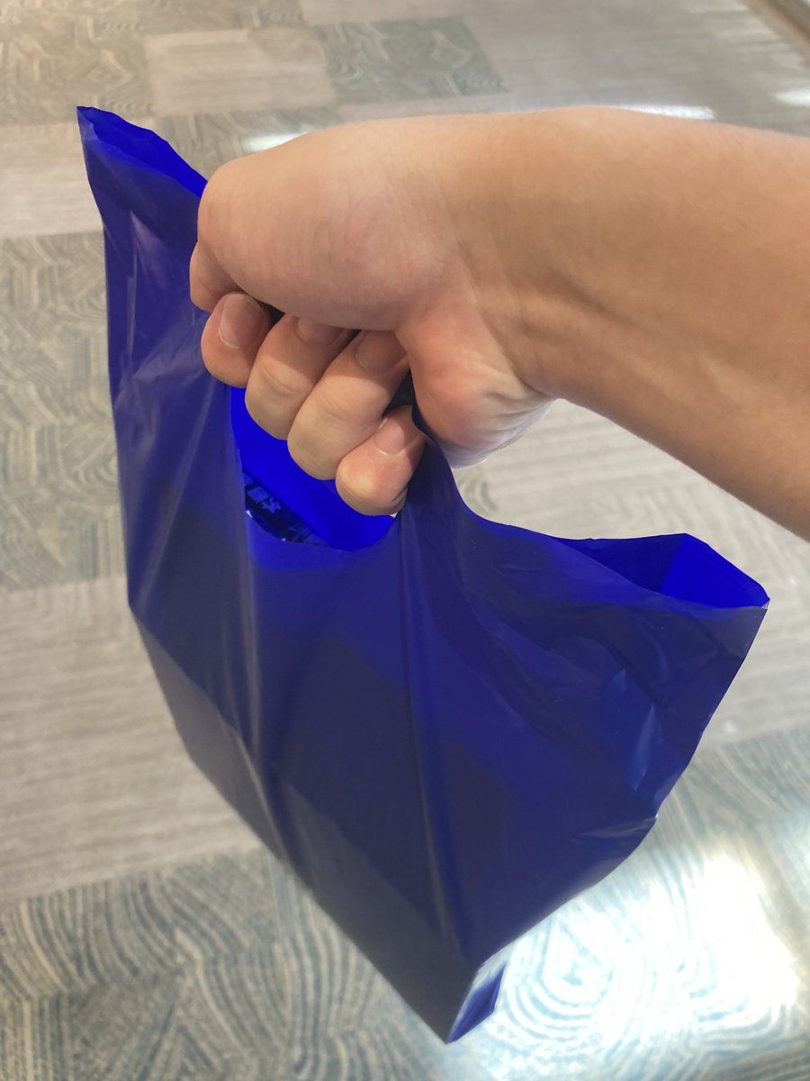 jun5787's tweet photo. これが大人買い......♣️
(中身はカグラバチ10巻分) https://t.co/EGaTaAd7y6