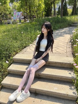 Acenmih1b's tweet photo. 穿这双中筒袜出门，被路过的小哥哥要了三次微信。原来传说中的“斩男神器”是真的存在啊 https://t.co/GNoAuowo6Y