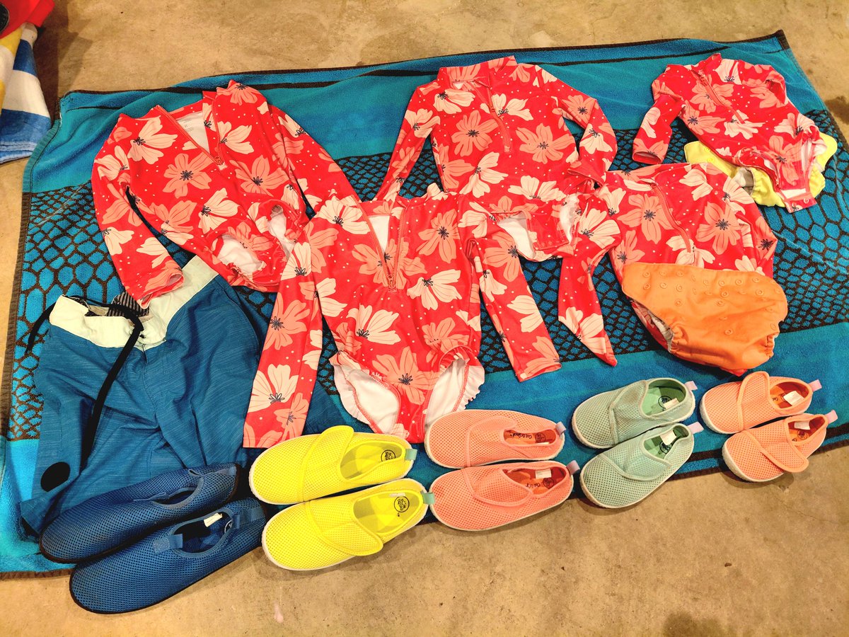 ChloeCigarroa's tweet photo. Go back 10 years and tell me that I'll birth enough humans to fill 6 swimsuits and I'd just scoff &amp; laugh at you 🩳☀️🏖 https://t.co/YSmR5BNXlr