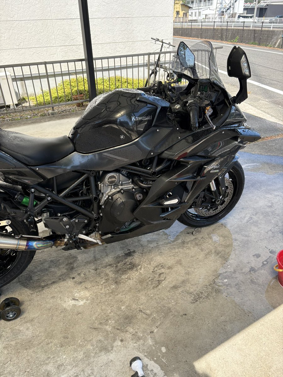Om_silver4's tweet photo. この暑いなかよく乗れるなーと思いつつ洗車だけでも汗だくで頑張った🥵 https://t.co/gFB2qFNhP0