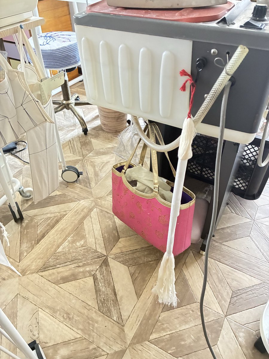 ancoroboo's tweet photo. 今日の洋裁部屋

作業台横のしろも https://t.co/ZywlPCD012