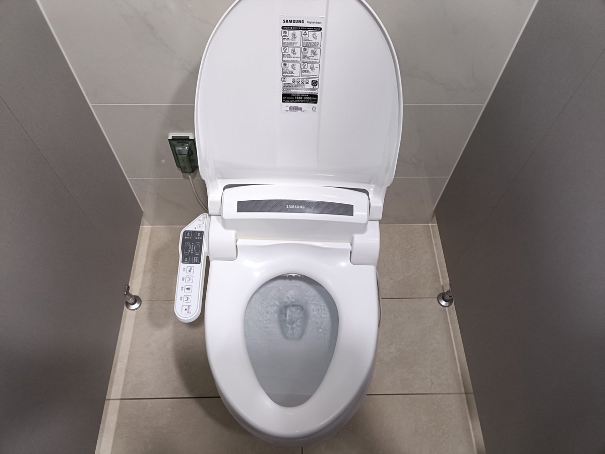 vmana4's tweet photo. Samsungメインゲートのトイレで韓国初めてのウォシュレットに遭遇した（笑） https://t.co/9cDvlGi1MP