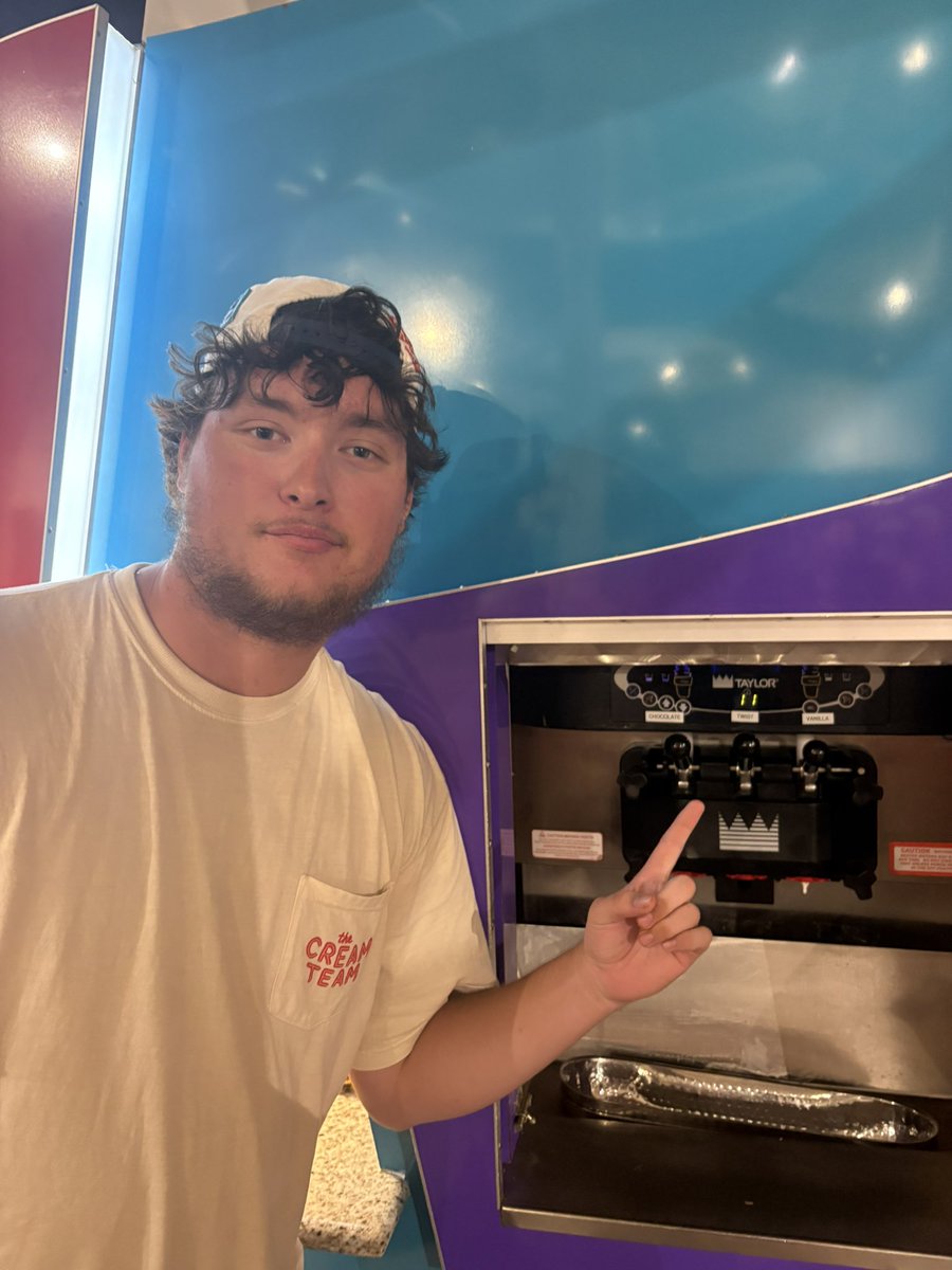 kstacy18's tweet photo. Saw the Taylor at Chef Mickey's in Disney World had to represent the @TheCreamTeamChi. @Zaccornelius_  @alligatorames @somecallmecock https://t.co/xY1d5TB6N8