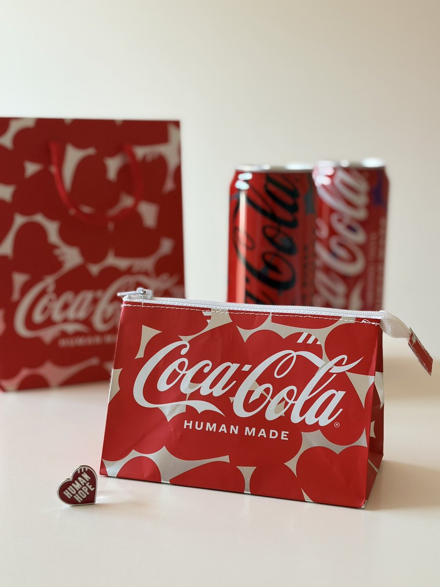 Rin_choco_pop's tweet photo. HUMAN MADE × Coca-Cola
コンビニでコーラ2本買うと1枚貰える袋で、ペンケースポーチ作った❤️

解体せずにマチ幅そのまま。
補強する塩化ビニルが手元にないので、敢えて直にファスナー縫い付け✨

デザイン性高い素材って、シンプルにリメイクするだけでも可愛いね🥰

#Rinchocomade https://t.co/iWkaTPBctQ