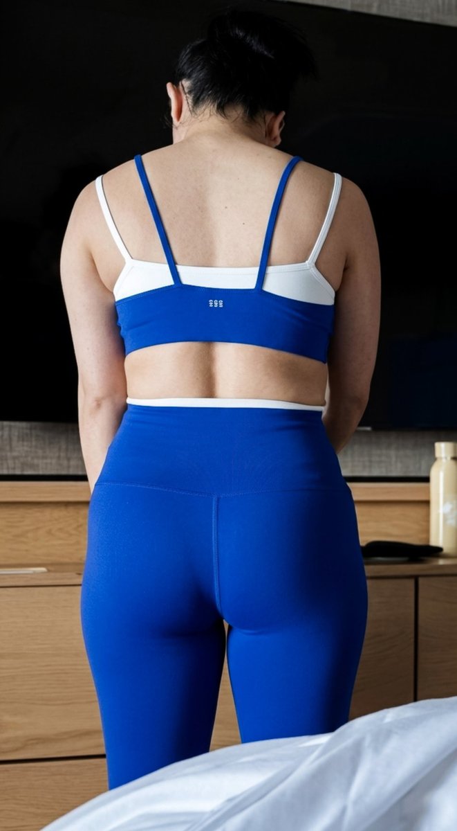 AlexxxLovex's tweet photo. Charli D’Amelio #charli #damelio #yoga #booty #celeb https://t.co/WDewcQ17jt