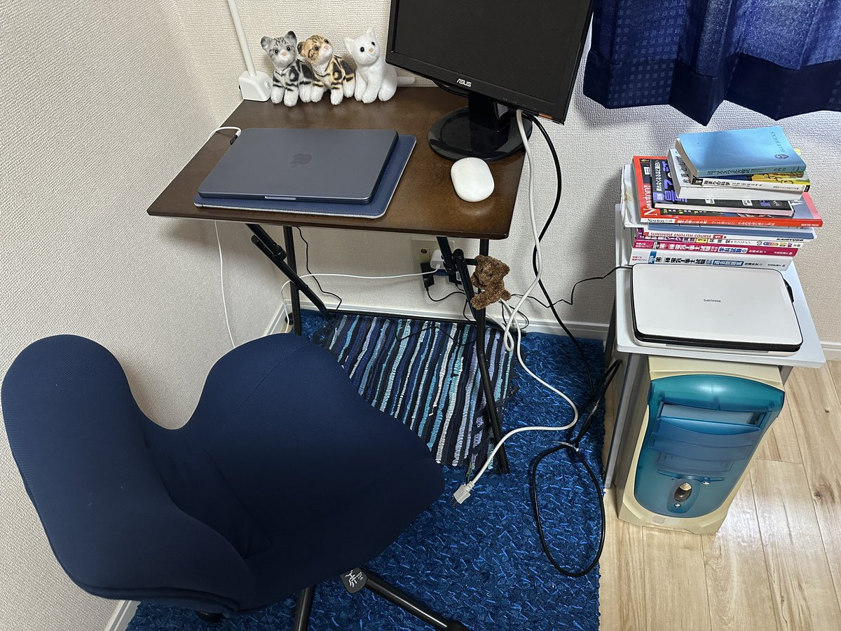 shinya48_'s tweet photo. 数十年前の大学生時に初めて作った自作PCの筐体だけ使ってゲーミングマシン並みPC��して復活させる計画！！🖥️
とりあえず中身をごっそりと抜き出した。パーツは少しずつ買って組み立てていくので完成はいつになることやら🥹
とりあえず書斎の机横に置いてみた。 https://t.co/F0mfCc13Uk