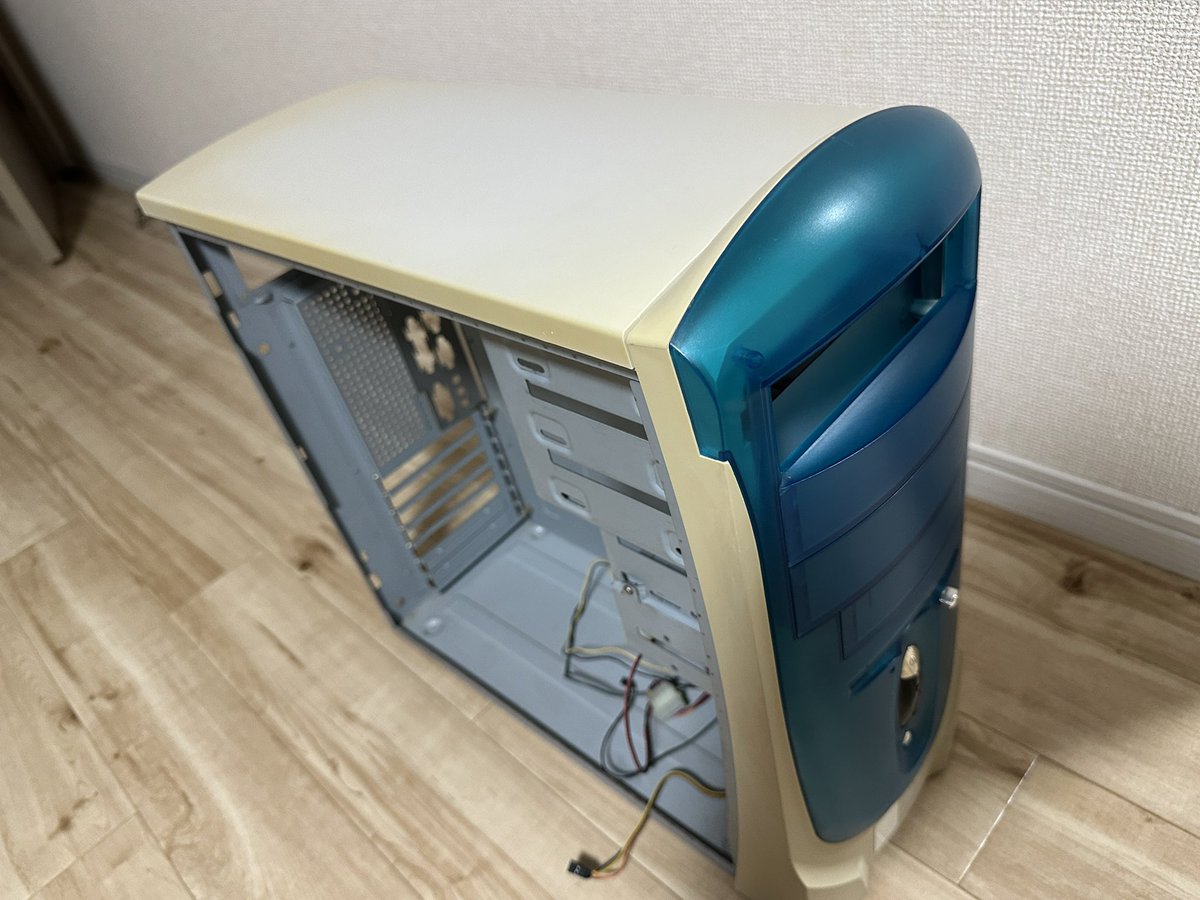 shinya48_'s tweet photo. 数十年前の大学生時に初めて作った自作PCの筐体だけ使ってゲーミングマシン並みPC��して復活させる計画！！🖥️
とりあえず中身をごっそりと抜き出した。パーツは少しずつ買って組み立てていくので完成はいつになることやら🥹
とりあえず書斎の机横に置いてみた。 https://t.co/F0mfCc13Uk