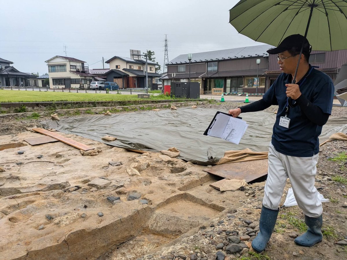 HikaruFM's tweet photo. 平泉町教育委員会が無量光院跡で今年度進めてきた、第50次調査で、東土塁東側から無量光院造営以前のものとみられる遺構とかわらけなどの遺物が見つかりました。

現地説明会は、8月1日（土）10時〜行われます。
小雨決行。
現地の駐車場が満車の場合は、高舘駐車場をご利用ください。 https://t.co/KI0bNmiXMK