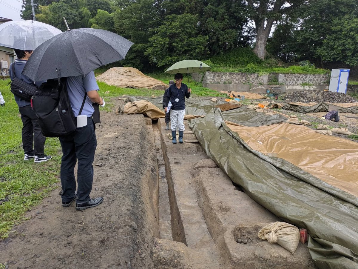 HikaruFM's tweet photo. 平泉町教育委員会が無量光院跡で今年度進めてきた、第50次調査で、東土塁東側から無量光院造営以前のものとみられる遺構とかわらけなどの遺物が見つかりました。

現地説明会は、8月1日（土）10時〜行われます。
小雨決行。
現地の駐車場が満車の場合は、高舘駐車場をご利用ください。 https://t.co/KI0bNmiXMK