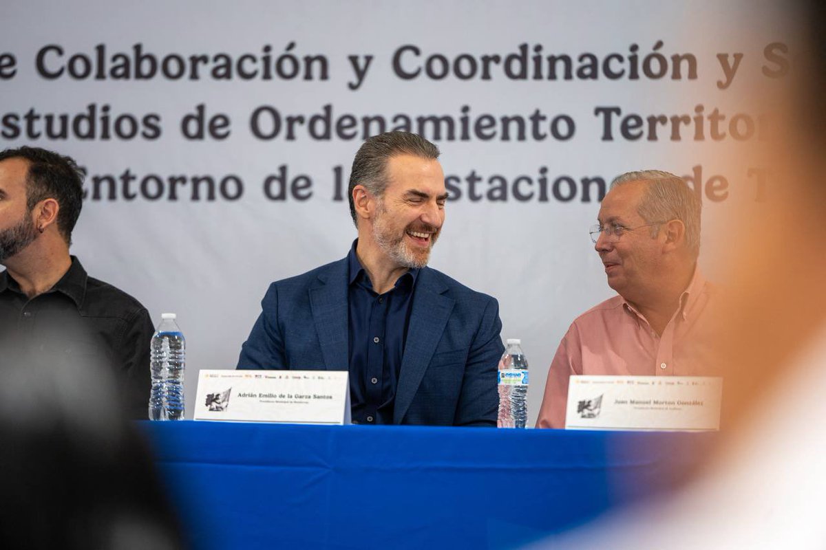 AdrianDeLaGarza's tweet photo. El futuro de Monterrey se construye con planeación, visión y orden.

Nos sumamos al convenio para fortalecer el desarrollo urbano en torno al tren de pasajeros Saltillo - Nuevo Laredo, un proyecto que traerá mayor conectividad, inversión y nuevas oportunidades para nuestra ciudad y toda la región.

Así avanzamos hacia un Monterrey mejor conectado y con más futuro.
#AquíSeResuelve