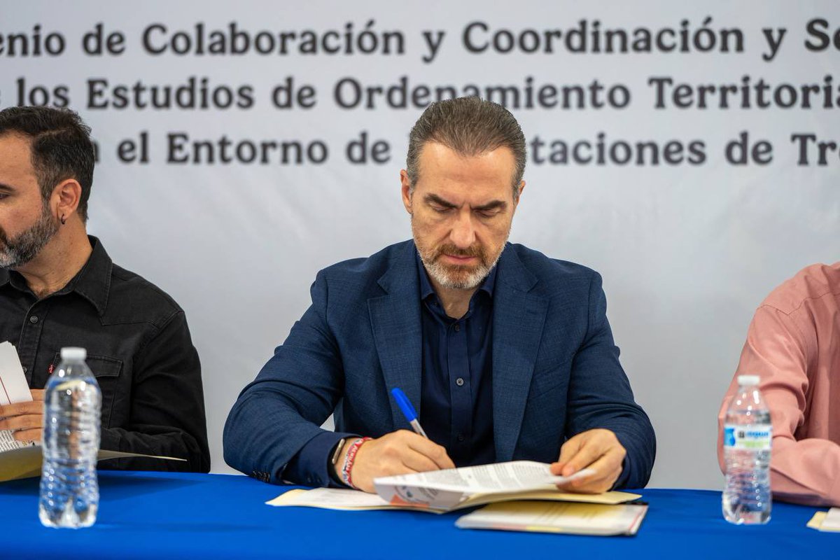 AdrianDeLaGarza's tweet photo. El futuro de Monterrey se construye con planeación, visión y orden.

Nos sumamos al convenio para fortalecer el desarrollo urbano en torno al tren de pasajeros Saltillo - Nuevo Laredo, un proyecto que traerá mayor conectividad, inversión y nuevas oportunidades para nuestra ciudad y toda la región.

Así avanzamos hacia un Monterrey mejor conectado y con más futuro.
#AquíSeResuelve