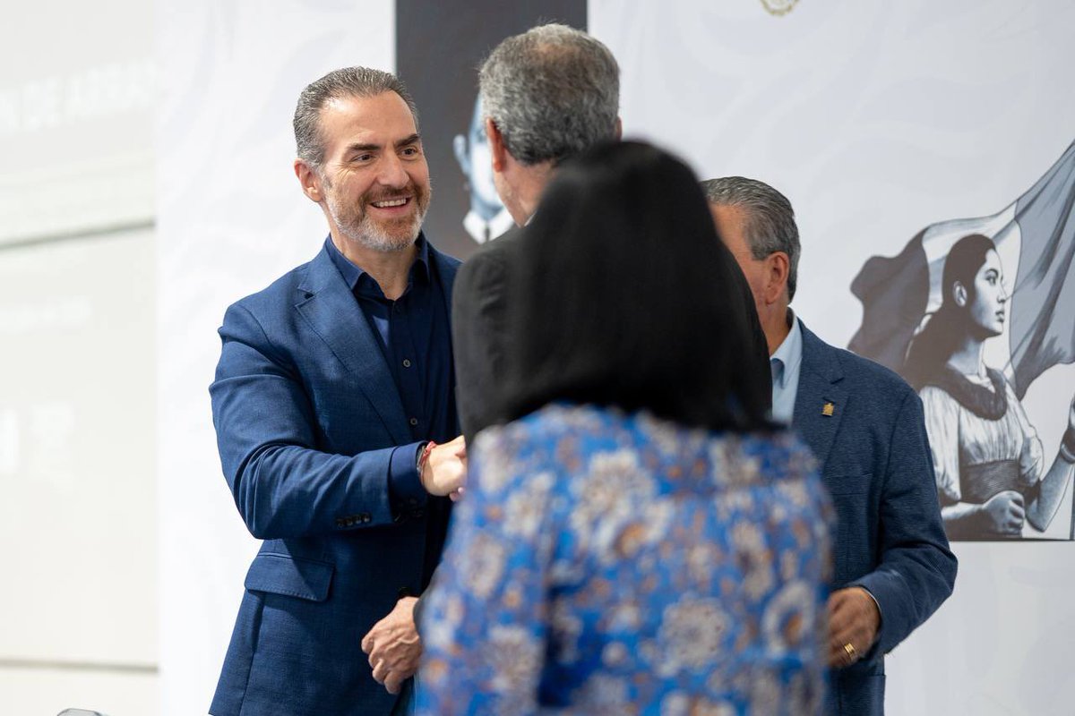 AdrianDeLaGarza's tweet photo. El futuro de Monterrey se construye con planeación, visión y orden.

Nos sumamos al convenio para fortalecer el desarrollo urbano en torno al tren de pasajeros Saltillo - Nuevo Laredo, un proyecto que traerá mayor conectividad, inversión y nuevas oportunidades para nuestra ciudad y toda la región.

Así avanzamos hacia un Monterrey mejor conectado y con más futuro.
#AquíSeResuelve