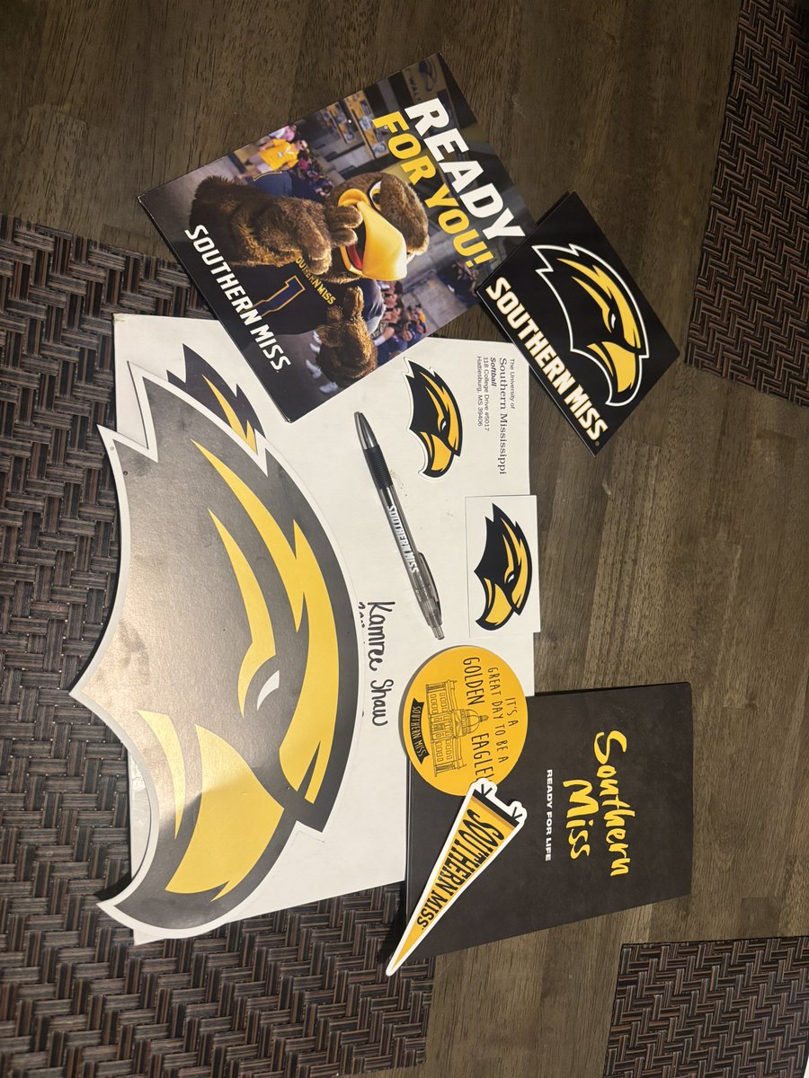 KamreeShaw2028's tweet photo. Just landed back in TX and got greeted with some @SouthernMissSB mail! 🦅
Can’t wait to see what your program is all about! @Coach_MGriff @NataliePooleUSM 💛

Indiana Recap coming soon! ➡️
@toby_chism_nsr @national_ok https://t.co/en1wOkDA7n
