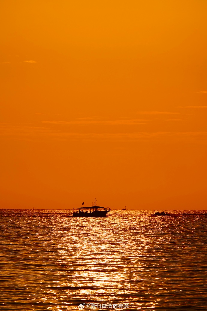 Michell03946898's tweet photo. Just wrapped up a quick day trip to the coastal town! Golden sunset, salty air, and that perfect vibe. Can’t wait to share more moments. ， https://t.co/d9nS5TWMTp