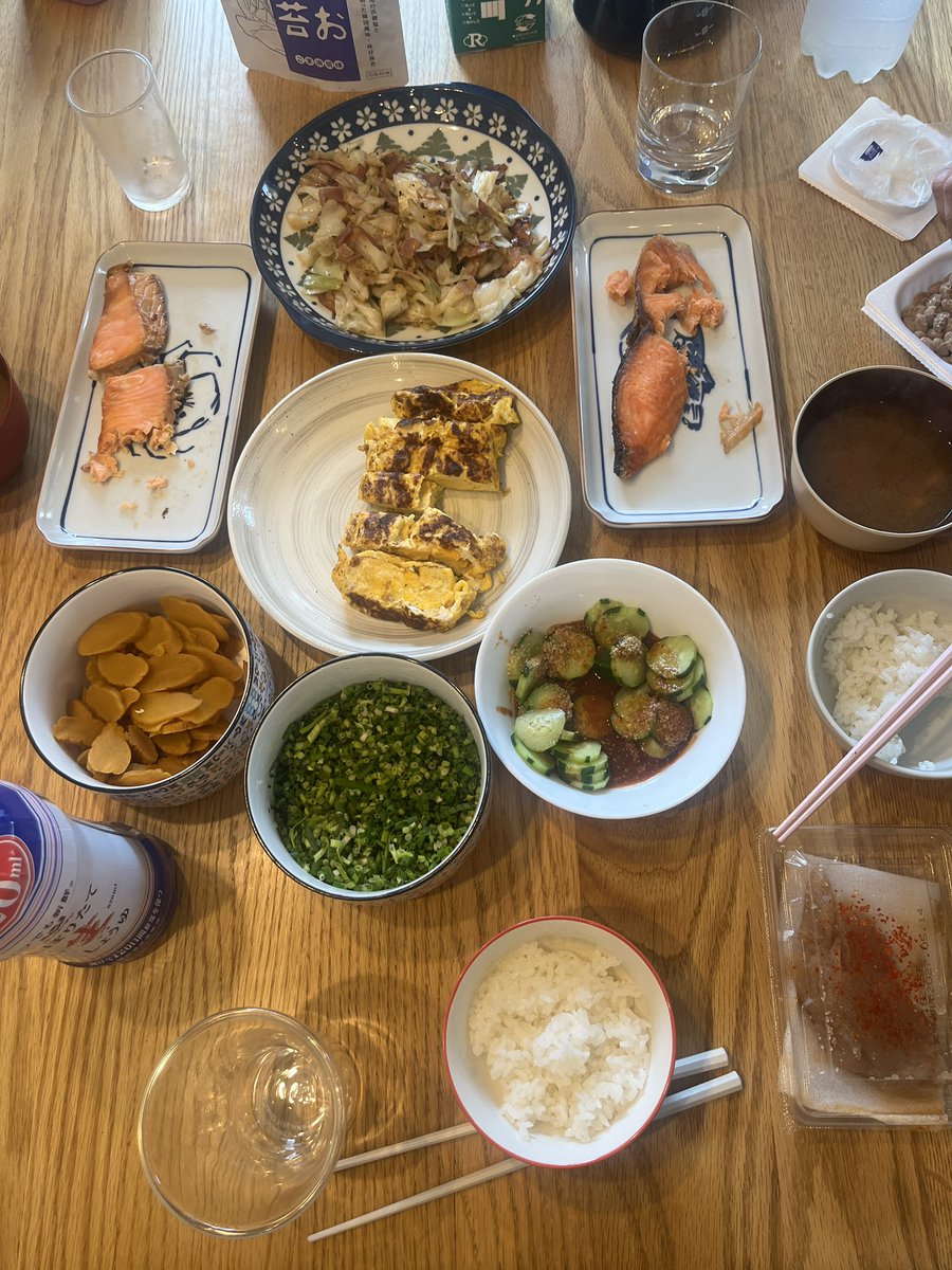 SAPIX6_59's tweet photo. 留学出発の朝。普段滅多に作らないこれでもかの日本食。
しばらくどんな食事になるのかな。念の為味噌汁と緑茶を持っていくが、イギリスで緑茶を広めたいらしい。発酵しなくてもお茶がうまいことを伝えたいと。頑張って欲しい。　#イギリス留学　#中3男子 https://t.co/kkGLMYgeEh