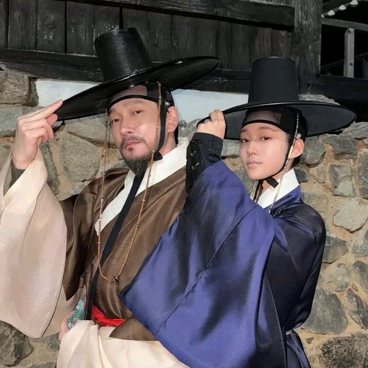 koozhaa's tweet photo. swear they literally look like dad and daughter in this pic fr LIKE THE FACE CARD IS IDENTICAL 😭 https://t.co/hJKnDRILKe