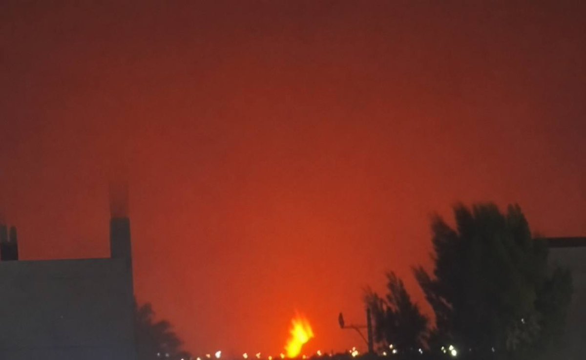ME_Observer_'s tweet photo. ⚡️⭕️More footage from the Yemeni missiles burning vital facilities in Saudi Jizan. https://t.co/SXjUhvNBIF