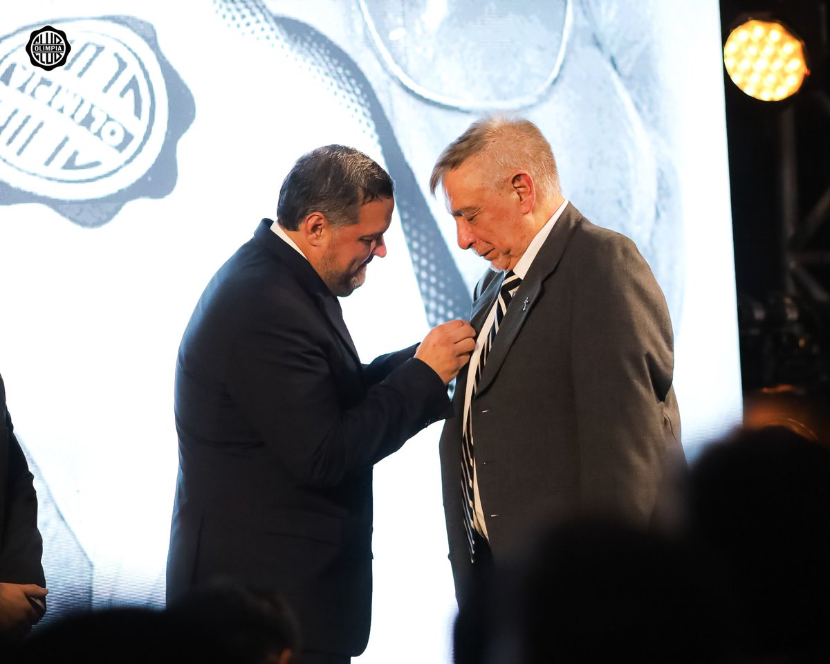 elClubOlimpia's tweet photo. El Club Olimpia le rinde homenaje a uno de los hombres más grandes de su historia.

Ever Hugo Almeida recibió el Premio "OSVALDO DOMÍNGUEZ DIBB", la máxima distinción que puede otorgar nuestra Institución.

Un reconocimiento a una vida de lealtad, grandeza y amor incondicional por la Franja Negra.

Arquero de época, campeón eterno y símbolo de generaciones enteras.

¡𝐌𝐮𝐜𝐡𝐚𝐬 𝐟𝐞𝐥𝐢𝐜𝐢𝐝𝐚𝐝𝐞𝐬, 𝐥𝐞𝐲𝐞𝐧𝐝𝐚!

🤍🖤🤍