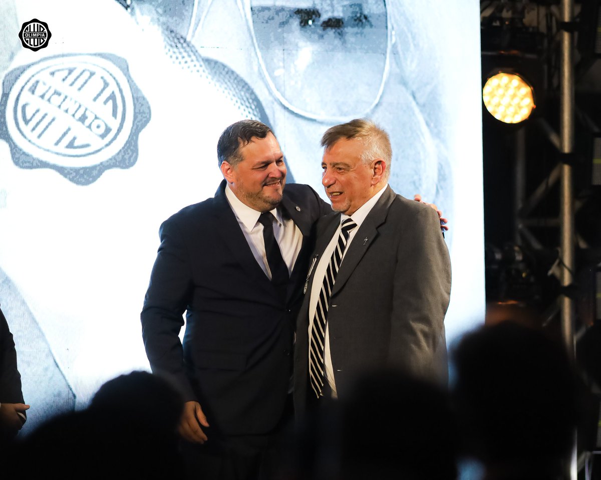 elClubOlimpia's tweet photo. El Club Olimpia le rinde homenaje a uno de los hombres más grandes de su historia.

Ever Hugo Almeida recibió el Premio "OSVALDO DOMÍNGUEZ DIBB", la máxima distinción que puede otorgar nuestra Institución.

Un reconocimiento a una vida de lealtad, grandeza y amor incondicional por la Franja Negra.

Arquero de época, campeón eterno y símbolo de generaciones enteras.

¡𝐌𝐮𝐜𝐡𝐚𝐬 𝐟𝐞𝐥𝐢𝐜𝐢𝐝𝐚𝐝𝐞𝐬, 𝐥𝐞𝐲𝐞𝐧𝐝𝐚!

🤍🖤🤍