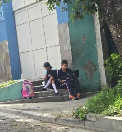 CesiaMejiaHN's tweet photo. ➪🧑‍💻🇸🇻👦 Una imagen de niños salvadoreños realizando sus tareas escolares con sus computadoras en una acera ha generado comentarios y reacciones en redes sociales. La escena muestra a los menores estudiando al aire libre con tranquilidad, una situación que usuarios han destacado como un reflejo de los cambios que, según sus publicaciones, se viven en distintas zonas de El Salvador. Quienes han compartido la fotografía aseguran que años atrás una escena de este tipo habría sido difícil de imaginar para muchos salvadoreños, y la interpretan como una muestra de mayor seguridad y nuevas condiciones para la vida cotidiana. 

 #lifestyle #cmnews #noticias #honduras