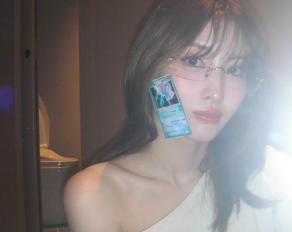 kupdateid's tweet photo. MOMO'S SUICUNE POKEMON CARD WAS A PSA 9 BUT SHE BROKE OPEN THE SLAB JUST TO PUT IT IN HER PHONE CASE AND ON HER FACE 😭😭 https://t.co/NyVqaaBHUg