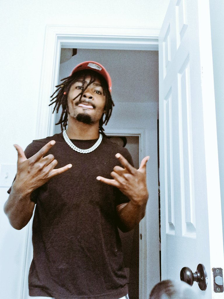 BiggBaby95's tweet photo. Like If You Feel Like iMessaging!!! Bout to be up watching Movies Tonight.... ill Dm you https://t.co/hFcF9vTnBV