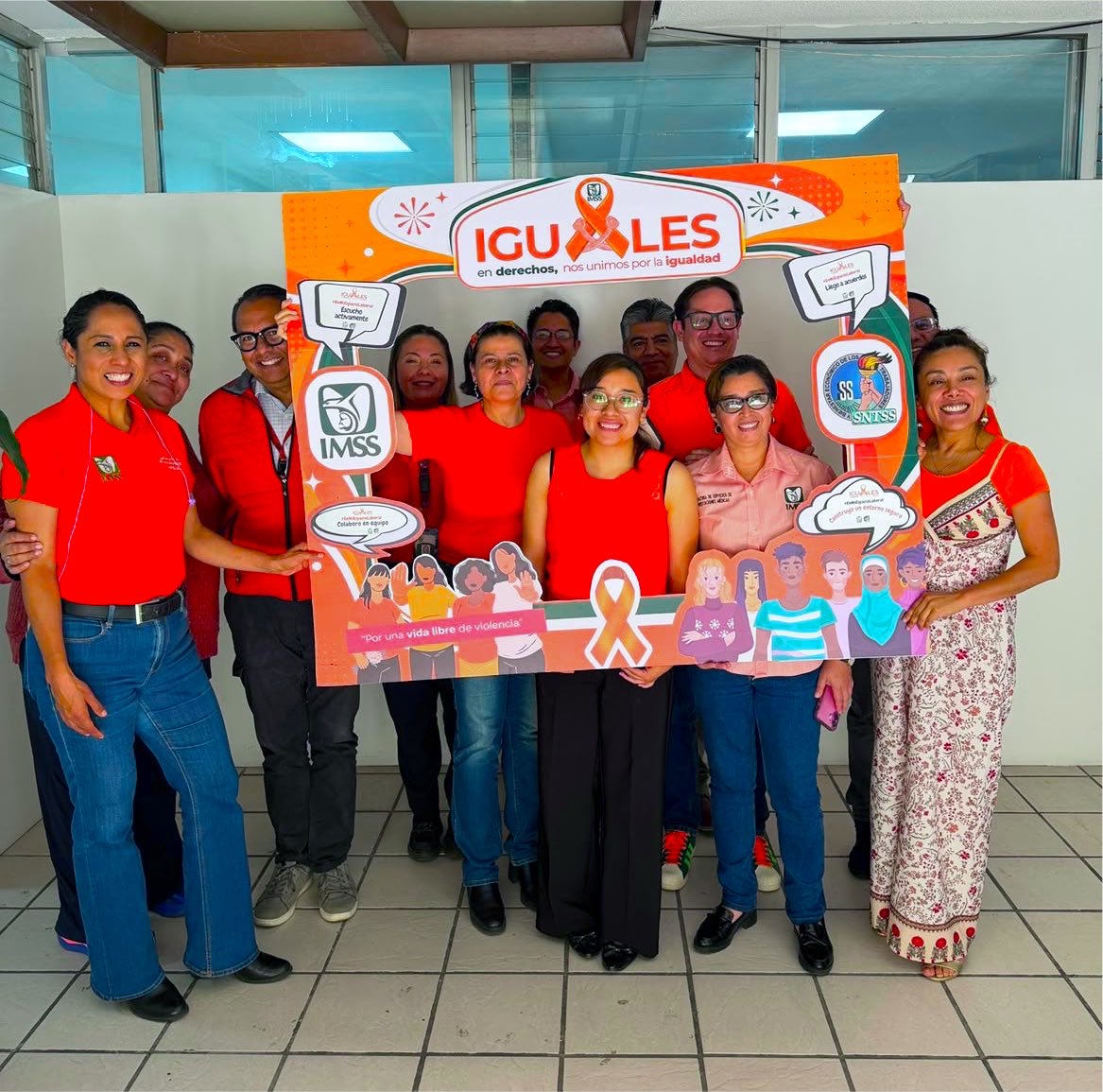 tlaxcalaIMSS's tweet photo. 🎗️El #IMSSTlaxcala se suma a la estrategia del #DíaNaranja 🍊 para poner fin a las violencias en los entornos laborales. 

#EnMiEspacioLaboral:
👂 Escucho activamente
🤝 Colaboro en equipo
🗣️ Respeto opiniones
💡 Llego a acuerdos
🤫 Evito rumores
🛡️ Construyo un entorno seguro https://t.co/edEv2VguIP