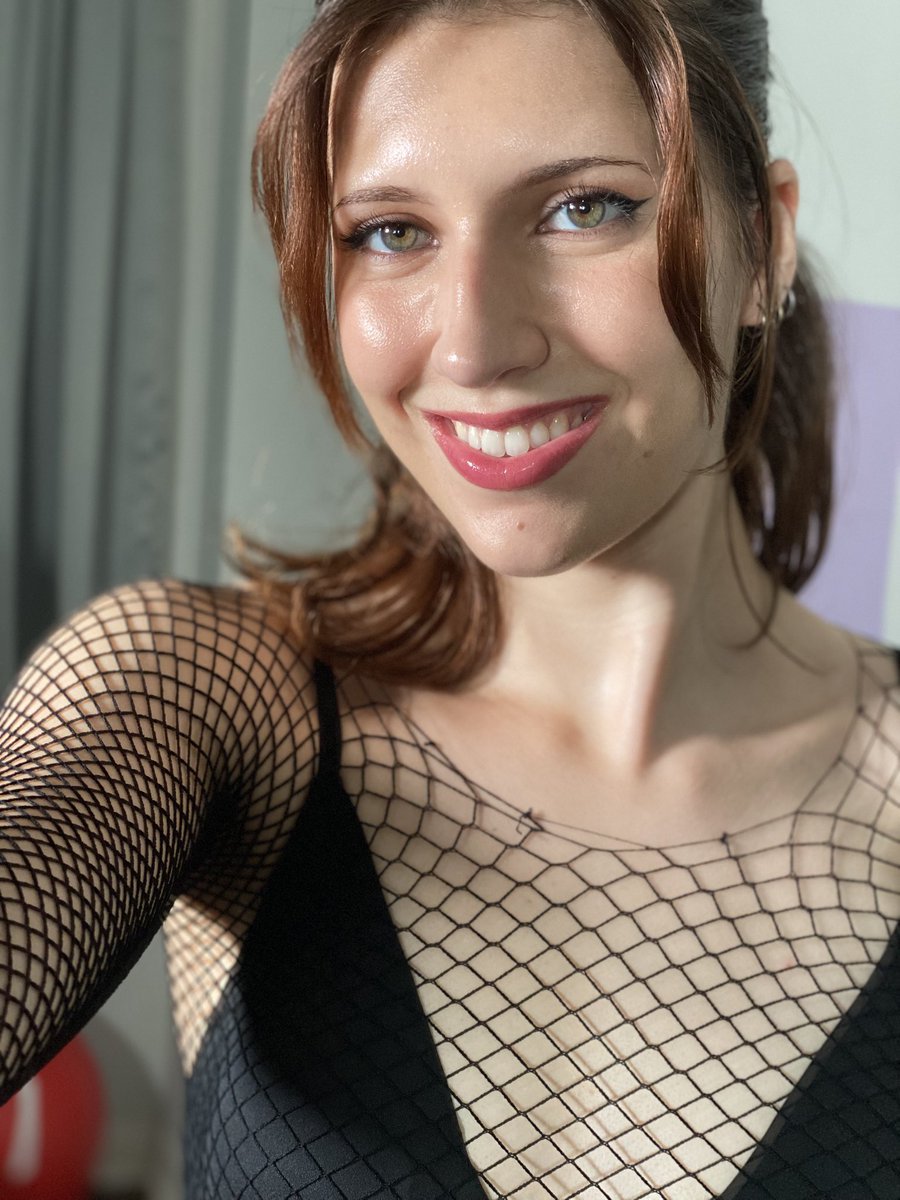 IslaSpecter's tweet photo. I finally took a pair of tights and made a shirt out of them https://t.co/mOkLbzDePK