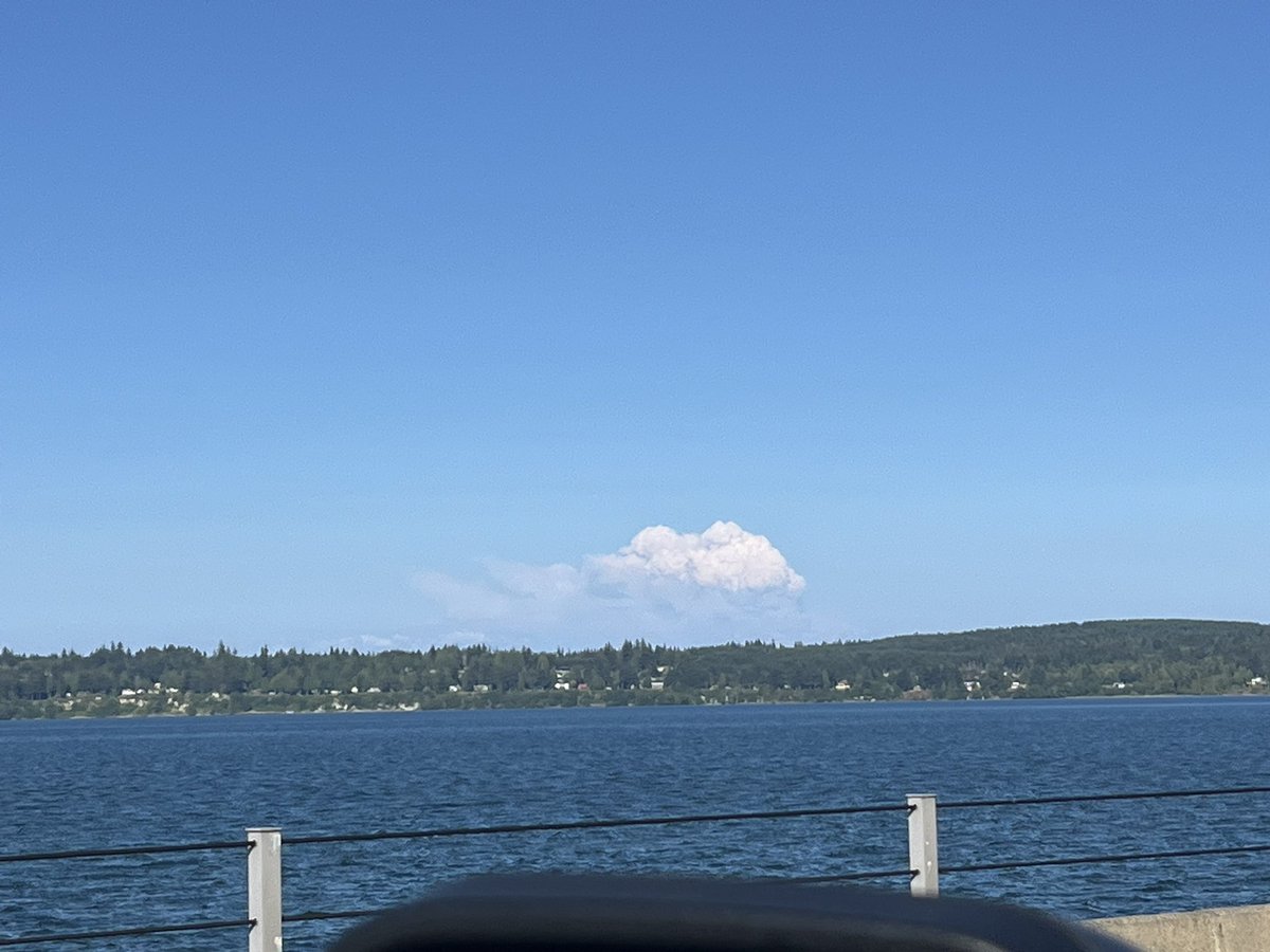 BScotty_39's tweet photo. Little Giant Fire (north of Lake Wenatchee) blowing up as seen from eastbound Hood Canal Bridge
#fireweather #WAWX https://t.co/27PydTjU1A