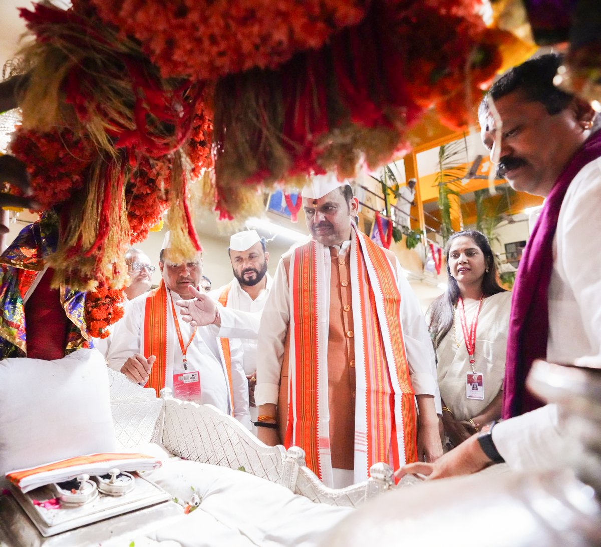 Dev_Fadnavis's tweet photo. अवघे गरजे पंढरपूर । चालला नामाचा गजर ।

संतश्रेष्ठ श्री ज्ञानेश्वर माऊली यांच्या पादुकांच��� दर्शन घेऊन धन्य झालो. याप्रसंगी राज्यातील बळीराजा सुखी राहावा आणि सर्व नागरिकांच्या मनोकामना पूर्ण व्हाव्यात, अशी प्रार्थना केली.

#Maharashtra #PandharpurWari #AshadhiEkadashi